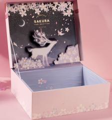 Коробка подарочная с объемной иллюстрацией 31*26*10,5 см, розовая, ночной пейзаж с оленем